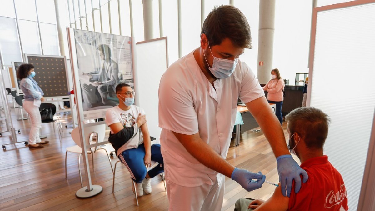 Vacunación contra el coronavirus.- J. M. LOSTAU