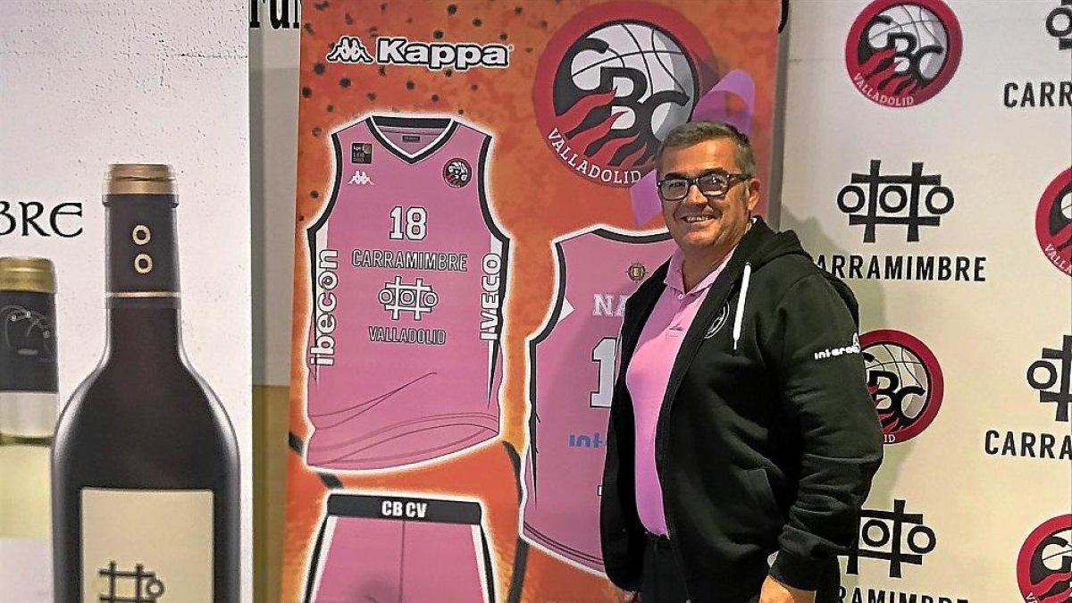 Un comprometido Paco García, con un polo rosa de solidariad.-G. V.