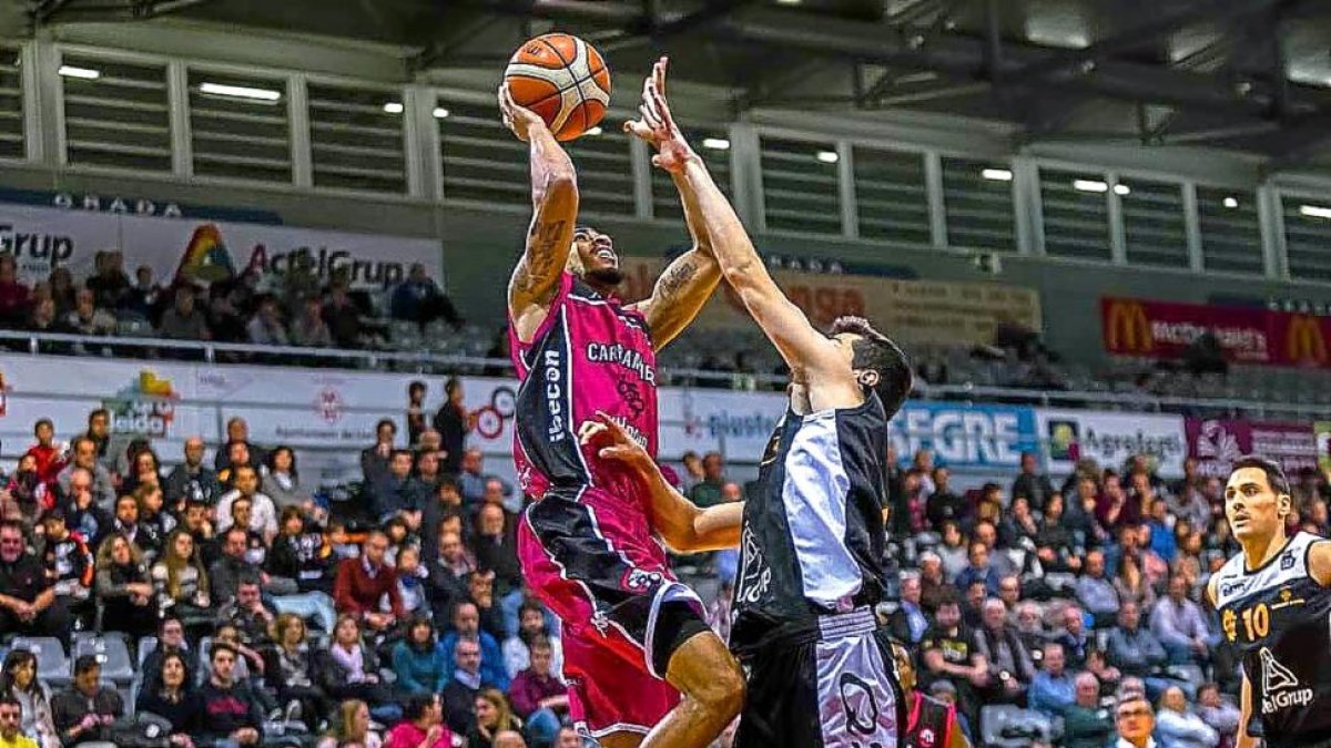 Wade-Chatman se eleva para intentar anotar.-LOFT