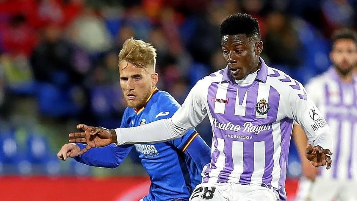 El blanquivioleta Salisu se adelanta al azulón Samu Sáiz para dar un pase a un compañero.-LALIGA