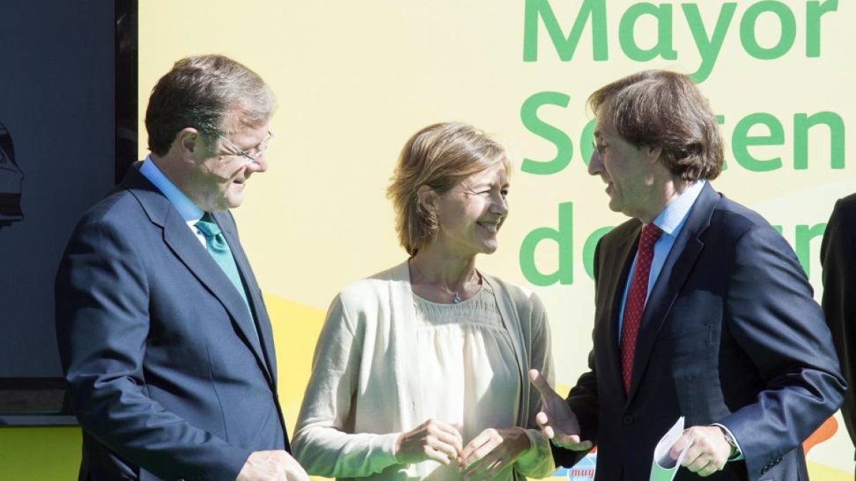 la ministra de Agricultura, Alimentación y Medio Ambiente, Isabel García Tejerina, así como el consejero de Medio Ambiente de la Junta, Antonio Silván, y el Presidente y Consejero Delegado del Grupo Leche Pascual, Tomás Pascual, entre otros-Ical