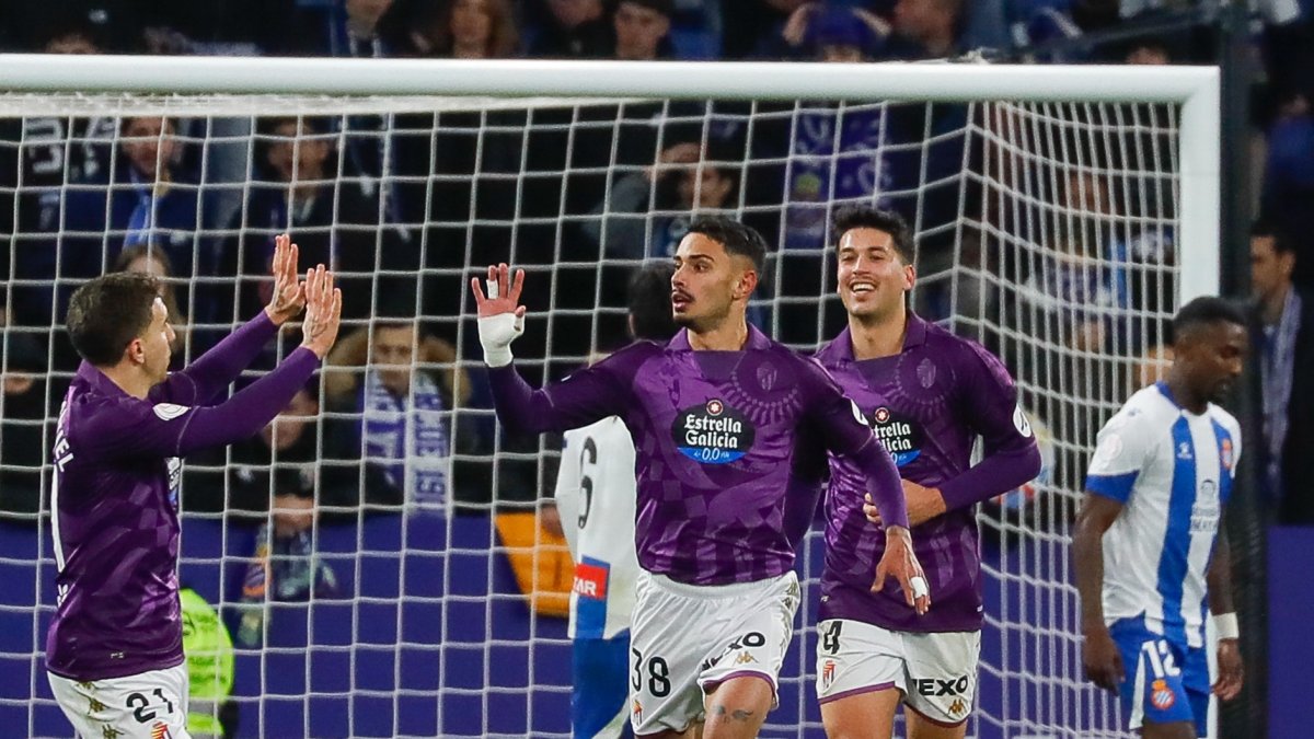 Salazar celebra su gol en la Copa con  Montiel.