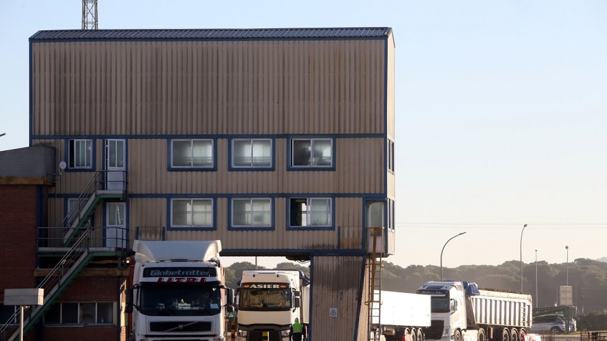 Descarga de remolacha en la azucarera ACOR, en Olmedo (Valladolid).- ICAL