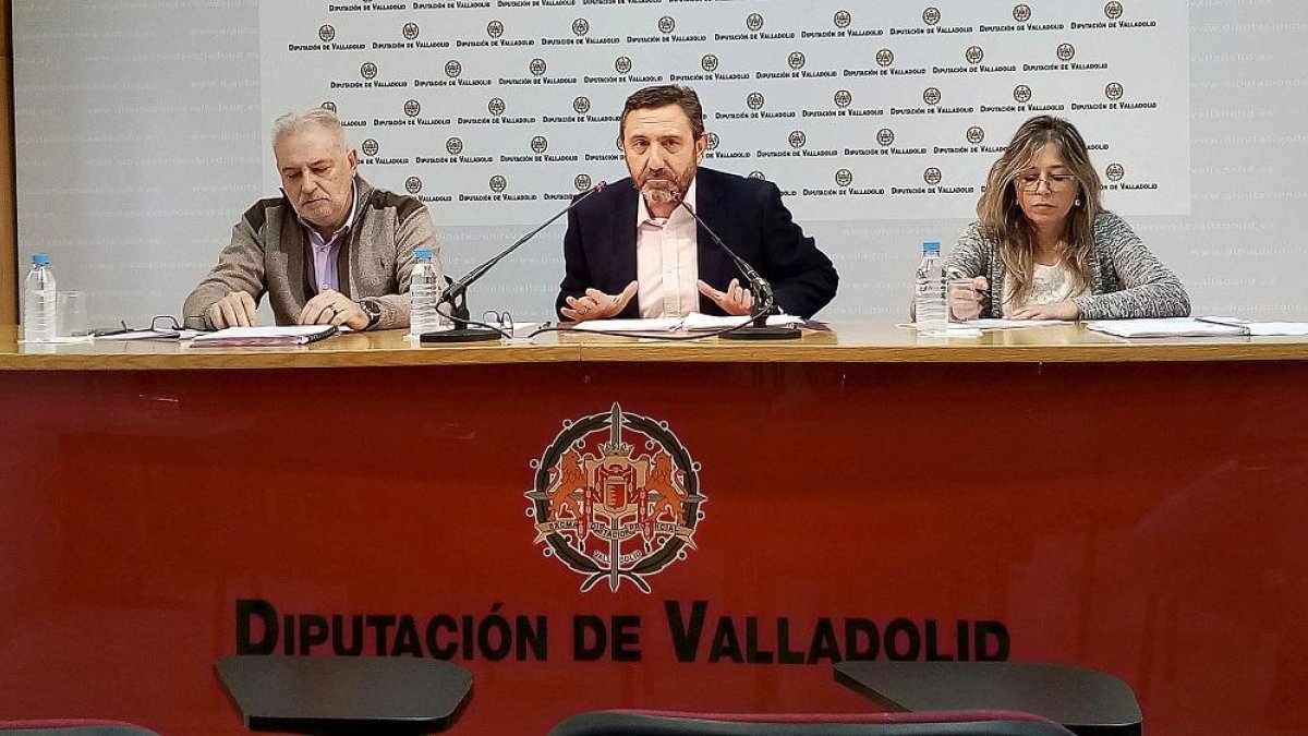 Pedro Pablo Santamaría, Francisco Ferreira y Carmen Aceves, ayer, en la rueda de prensa en el Palacio de Pimentel.-SGC