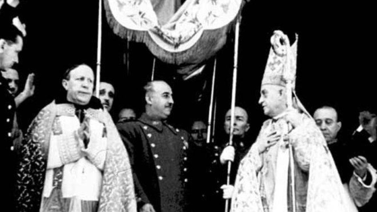 Francisco Franco, bajo palio durante la visita a una catedral.-