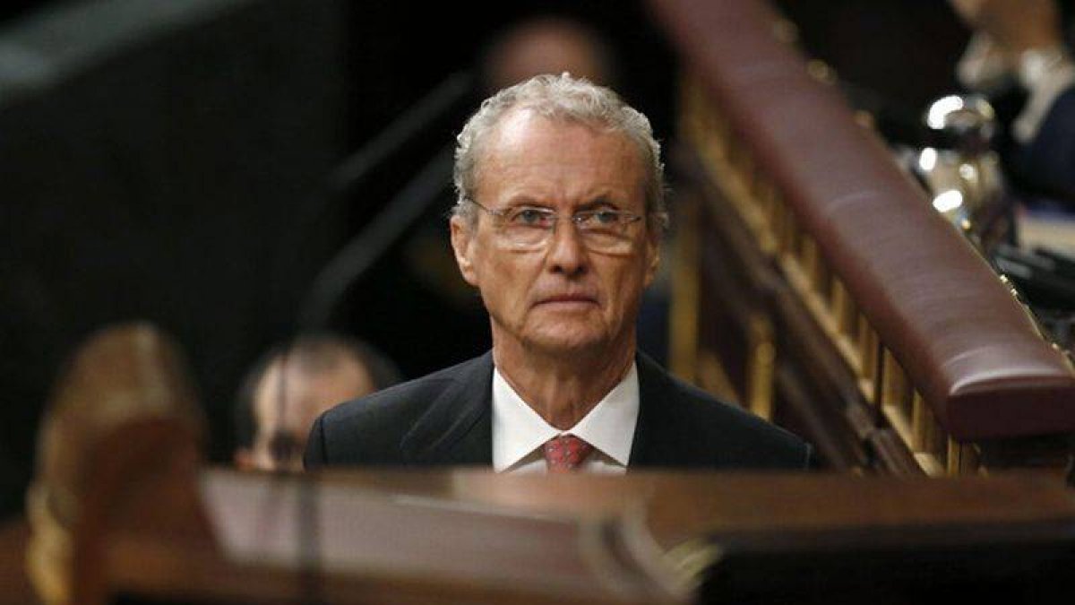 El ministro de Defensa, Pedro Morenés, ayer, en el pleno del Congreso.-Foto: EFE