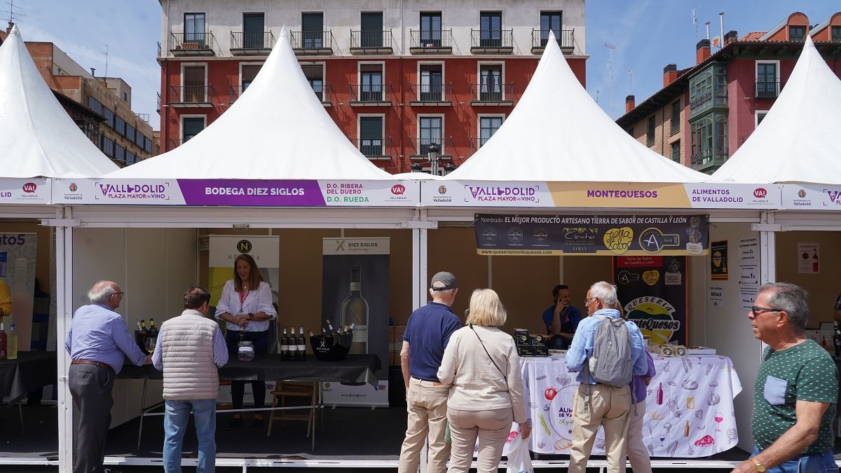 Algunos stands participantes en el evento de la Plaza Mayor.- ICAL