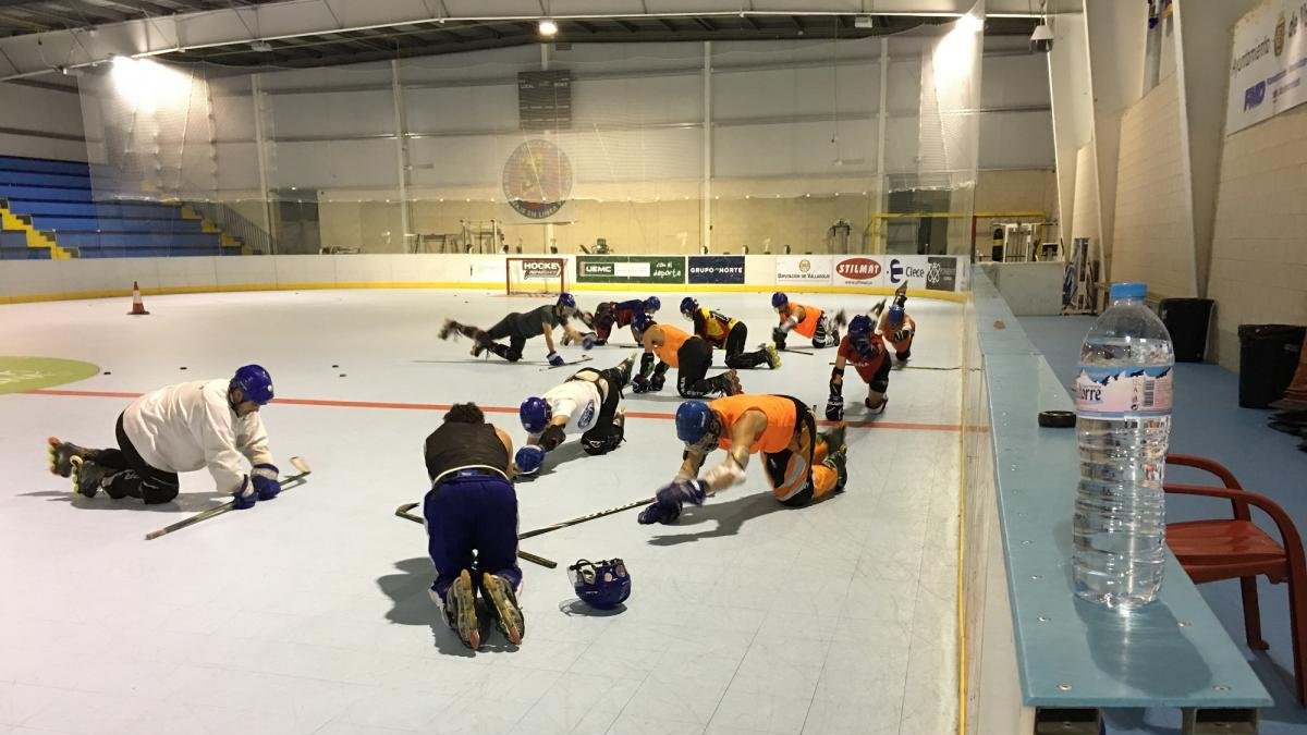 Jugadores del equipo Elite masculino del CPLVrealizando trabajo físico en la pista de Canterac.-EM
