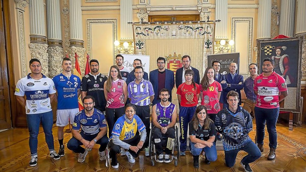 Deportistas de los clubes vallisoletanos y autoridades posan en la foto de familia realizada en el Ayuntamiento de Valladolid.-PABLO REQUEJO