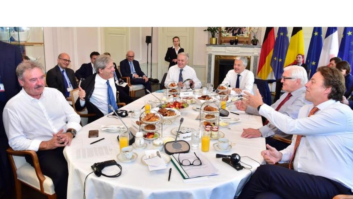 De izquierda a derecha, los ministros Asselborn (Luxemburgo), Gentiloni (Italia), Ayrault (Francia), Reynders (Bélgica), Steinmeier (Alemania) y Koernders (Holanda), este sábado en Berlín.-AFP / JOHN MACDOUGALL