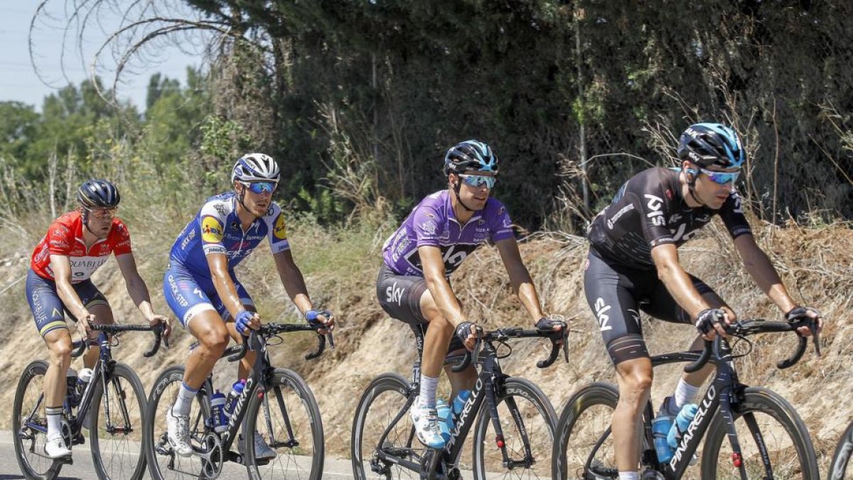 Mikel Landa, de morado, durante la Vuelta a Burgos-SANTI OTERO / EFE