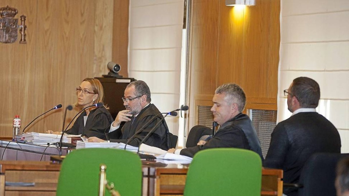 La fiscal, el letrado de la acusación, el abogado de la defensa y el ahora condenado en una sesión del juicio.-José C. Castillo