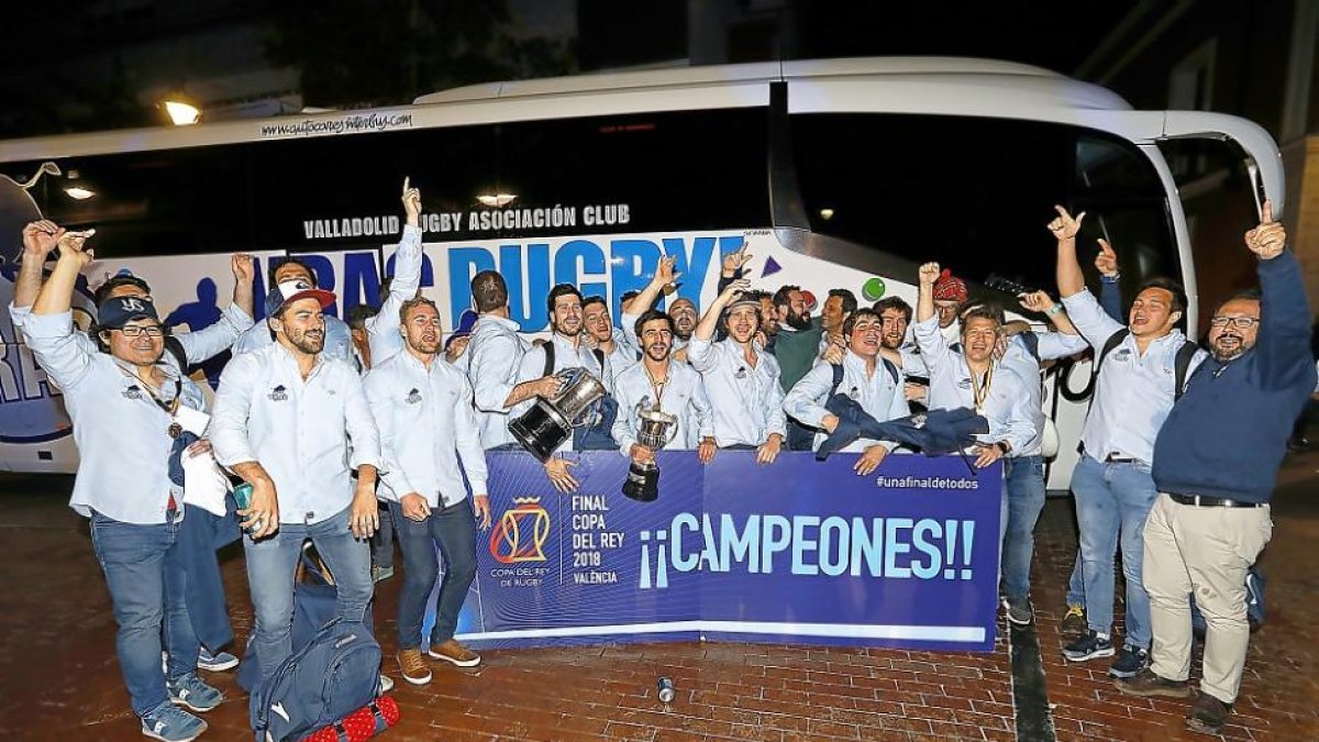 Jugadores y técnicos del VRAC Quesos Entrepinares celebran anoche el triunfo en la final de Copa a su llegada a Valladolid.-J. M. LOSTAU