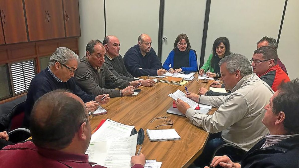 La concejala María Sánchez, de azul, con los representantes del comité de empresa de Agualid.-E.M.