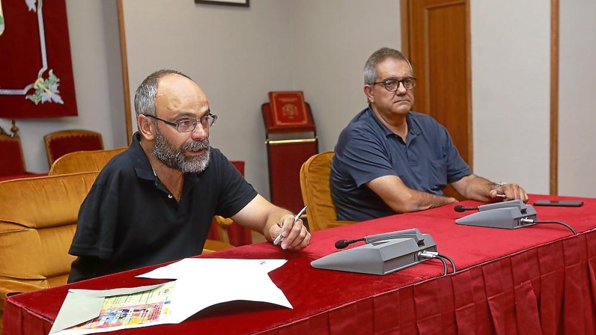 Guillermo Martín (I), durante la jornada informativa celebrada en el Ayuntamiento de Tordesillas.-J.M. LOSTAU