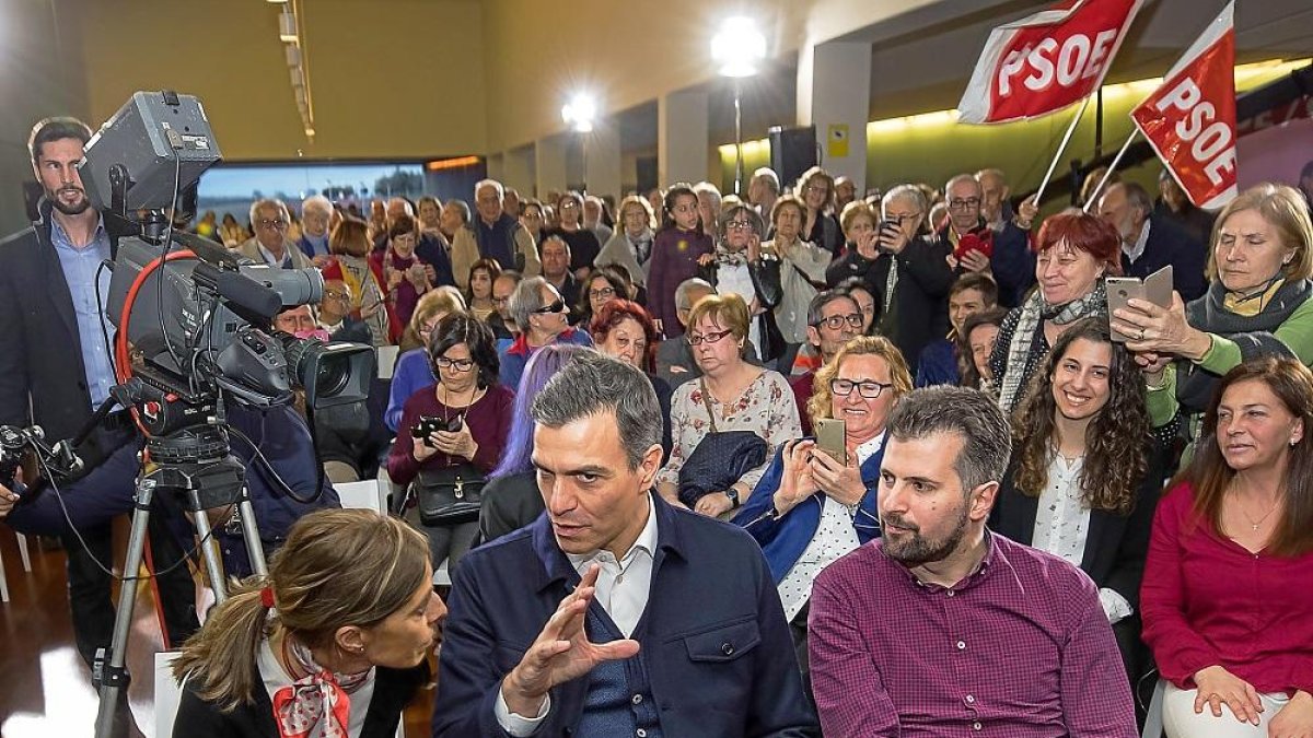 Pedro Sánchez , flanqueado por Yolanda Vázquez y Luis Tudanca, durante el acto socialista en Ávila. .-ICAL