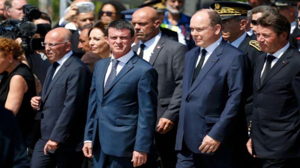 Abucheos al primer ministro francés de Interior, Manuel Valls, a su llegada a Niza.-YOUTUBE