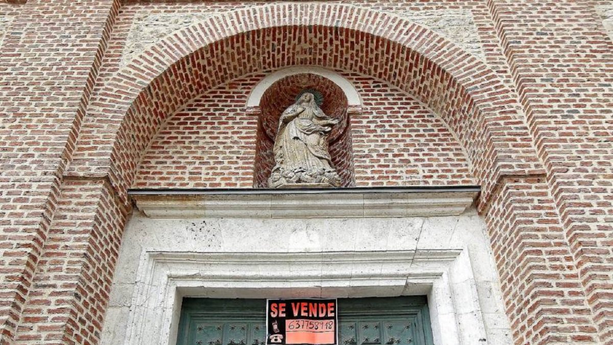Fachada del convento de las Brígidas con el cartel de venta-J.M.Lostau