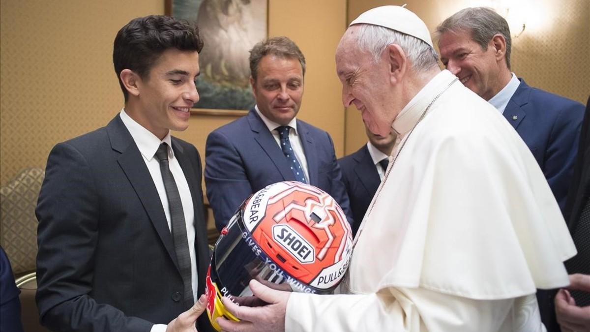 Marc Márquez le entrega uno de sus cascos al Papa Francisco en presencia de Emilio Alzamora-VATICAN MEDIA