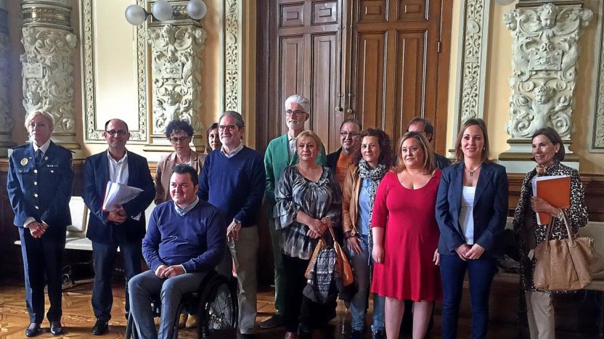 Asistentes a la reunión celebrada en el Ayuntamiento en la que se aprobaron medidas para personas con movilidad reducida.-E. M.