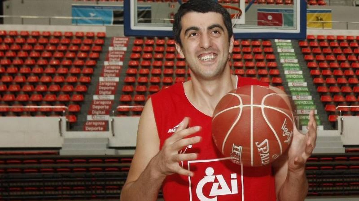 Georgi Shermadini en su presentación, ahora fallida, con el CAI Zaragoza el miércoles.-Foto: EL PERIÓDICO