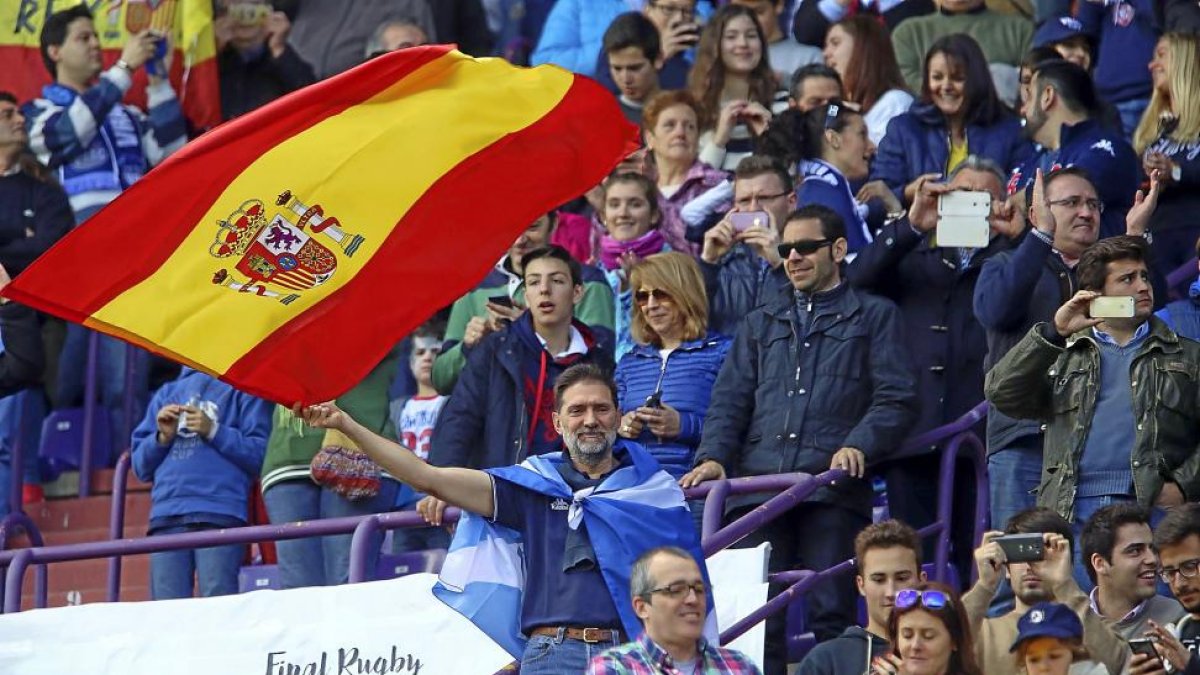 Un aficionado del Quesos enarbola la bandera de España durante el partido.-ICAL