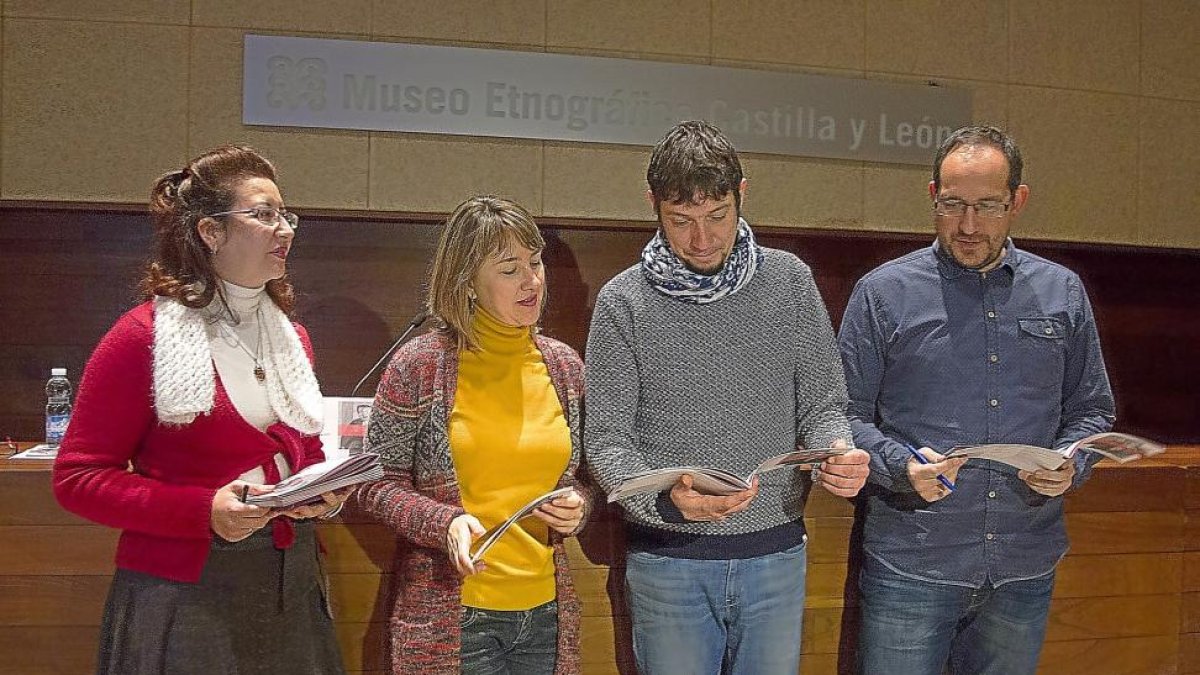 La concejala de Juventud y Teatro y el gerente del Teatro Principal, Daniel Párez, durante la presentación.-ICAL