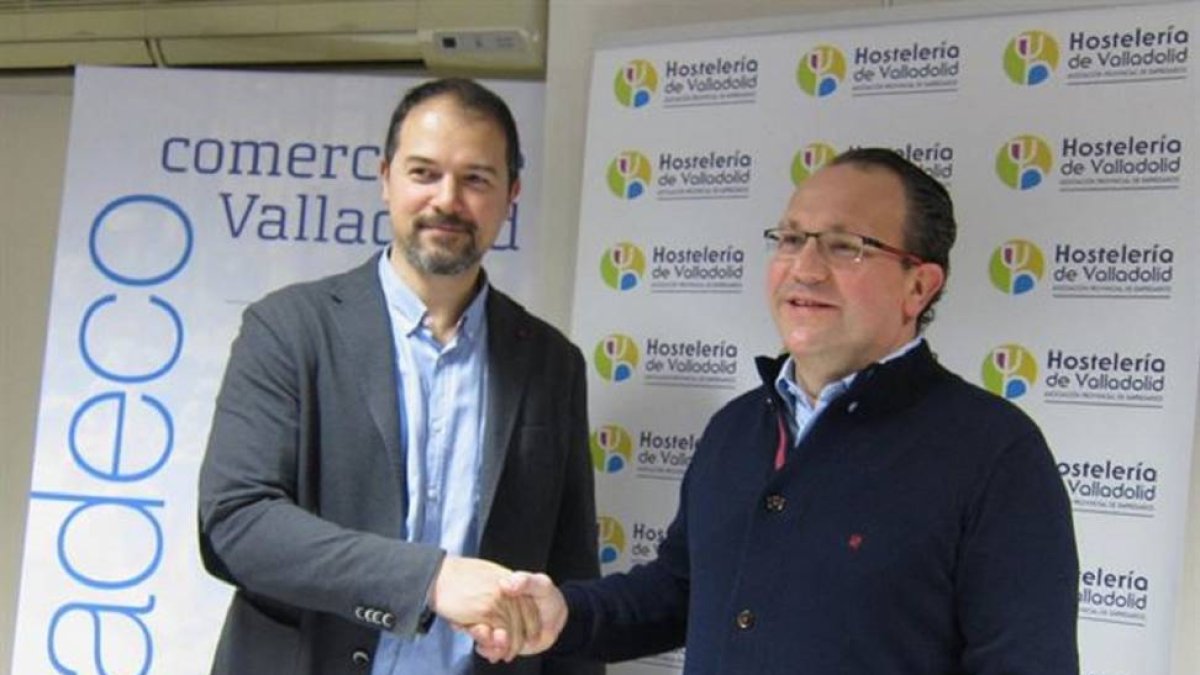 Alejandro García y Amalio del Pozo durante la firma-Europa Press