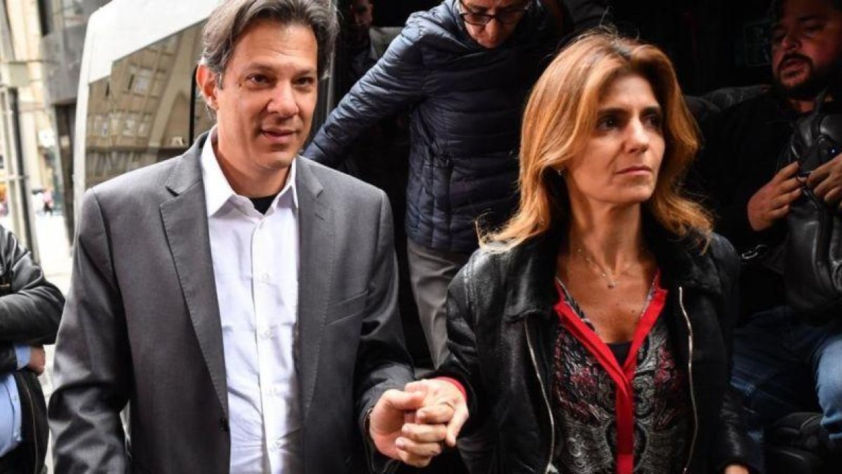 Fernando Haddad y su esposa, Ana Estela, llegan a la reunión extraordinaria de la ejecutiva del Partido de los Trabajadores, en Curitiba, el 11 de septiembre del 2018.-AFP / NELSON ALMEIDA