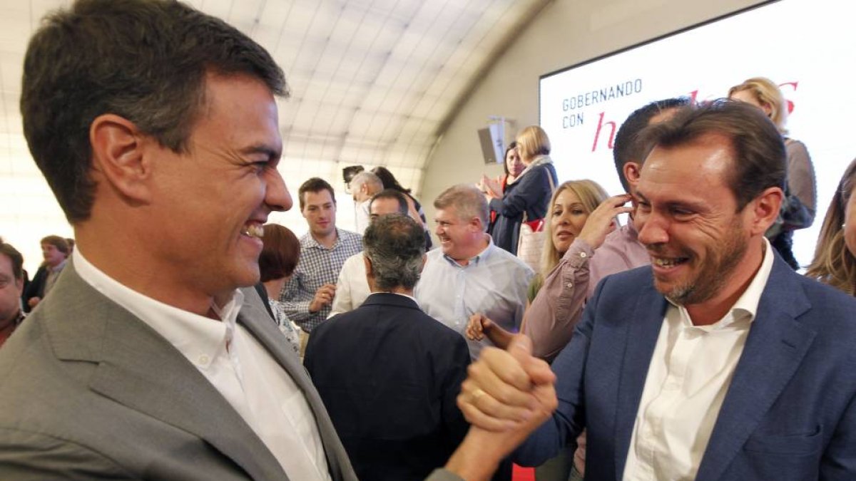 El secretario general del PSOE, Pedro Sánchez, saluda al alcalde de Valladolid, Óscar Puente.-ICAL