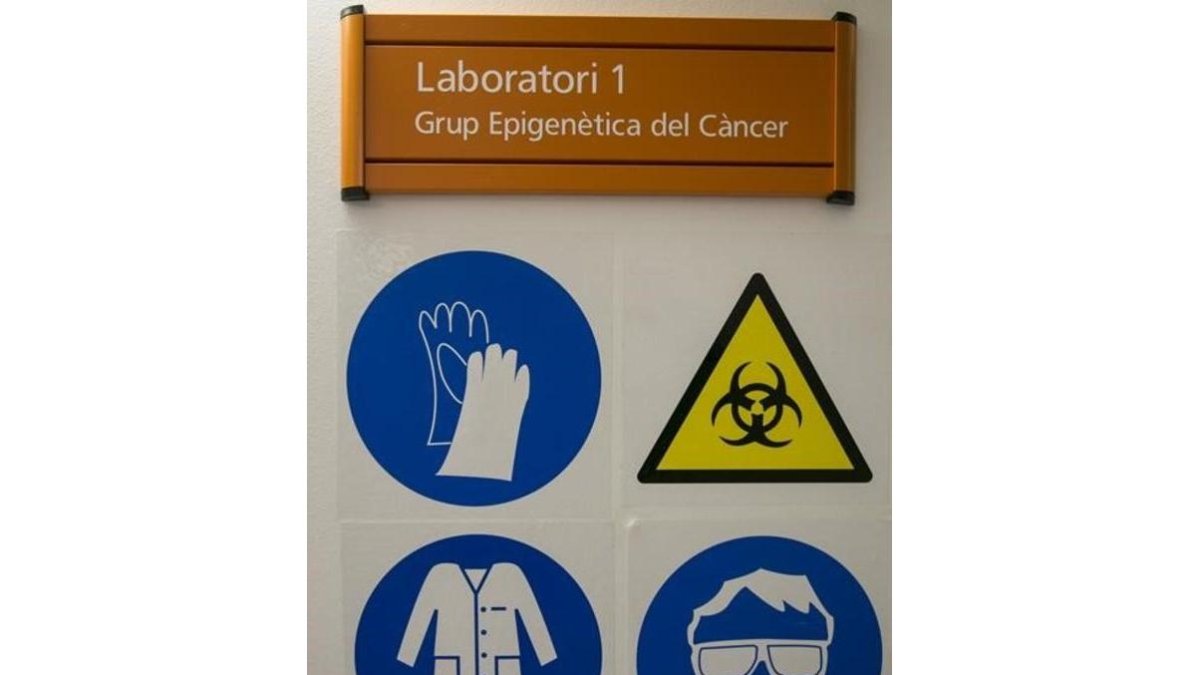 Cartel que advierte sobre la seguridad en el trabajo.-JULIO CARBO