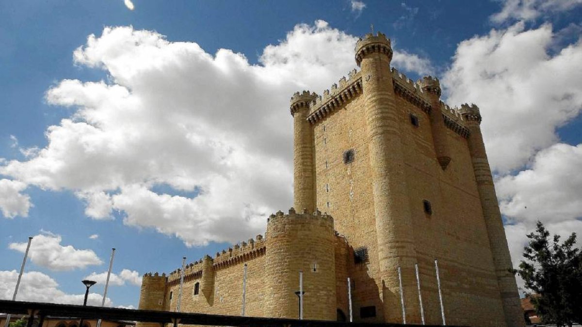 Vista exterior del castillo de Fuensaldaña, con la torre del homenaje en primer plano.-E.M