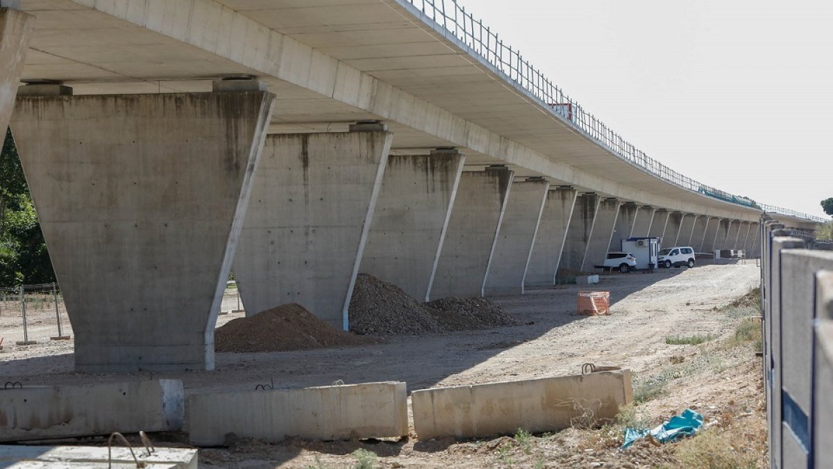 El viaducto de la Variante Este, que discurre paralelo a la VA-30. J.M. LOSTAU