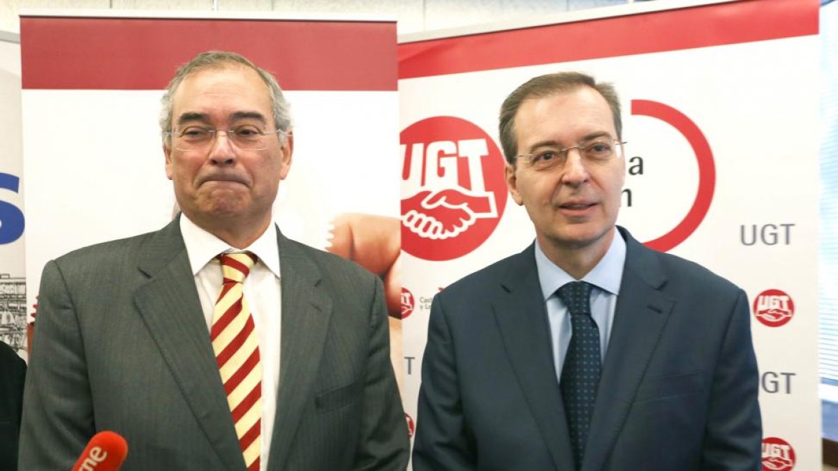 El presidente del CES, Germán Barrios, inaugura, junto al vicesecretario general de UGT, Evelio Angulo, la II Jornada RSC de Castilla y León 'Empresas hacia la RSC interna con los trabajadores'.-ICAL
