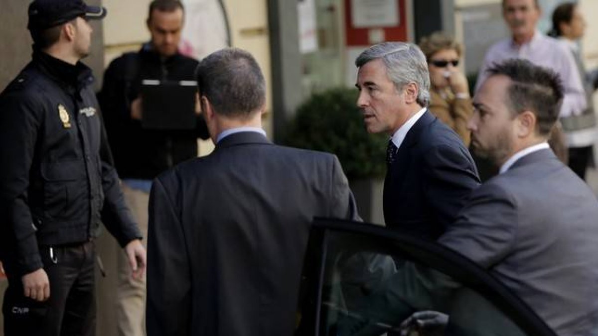 Ángel Acebes, a su entrada em la Audiencia Nacional.-Foto: JOSÉ LUIS ROCA