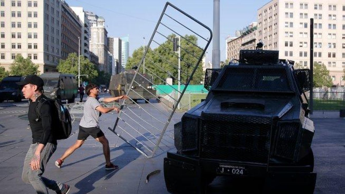 Se reforzó la presencia de efectivos policiales del cuerpo de Carabineros para proteger el orden público.-AFP