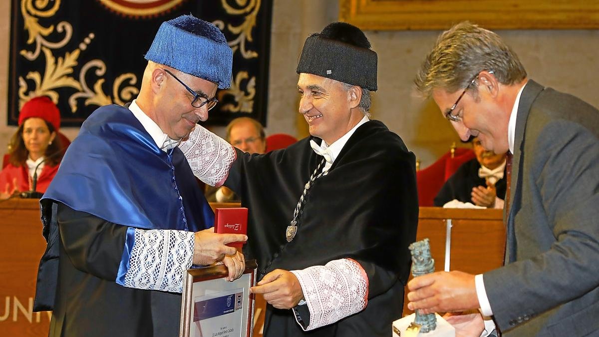 El rector de la Universidad de Valladolid, Antonio Largo, entrega el premio al catedrático de Física Teórica de la Facultad de Ciencias, Luis Miguel Nieto.-J.M. LOSTAU