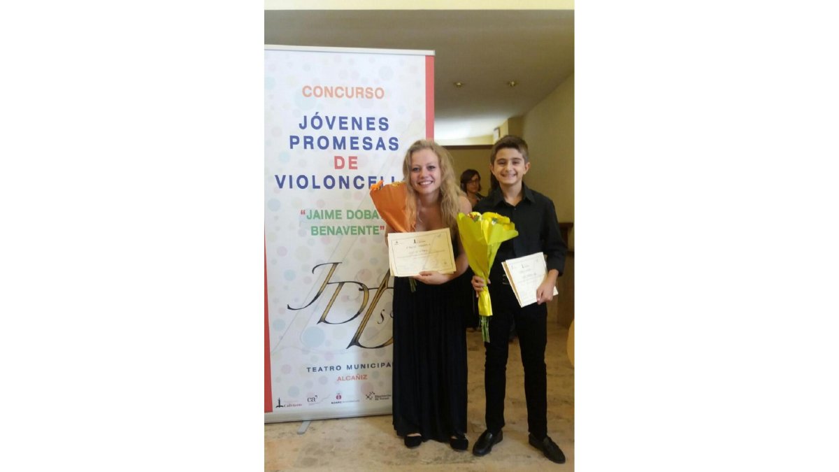 Cecilia Hutnik y Jorge Garrote posan con sus diplomas.-EL MUNDO