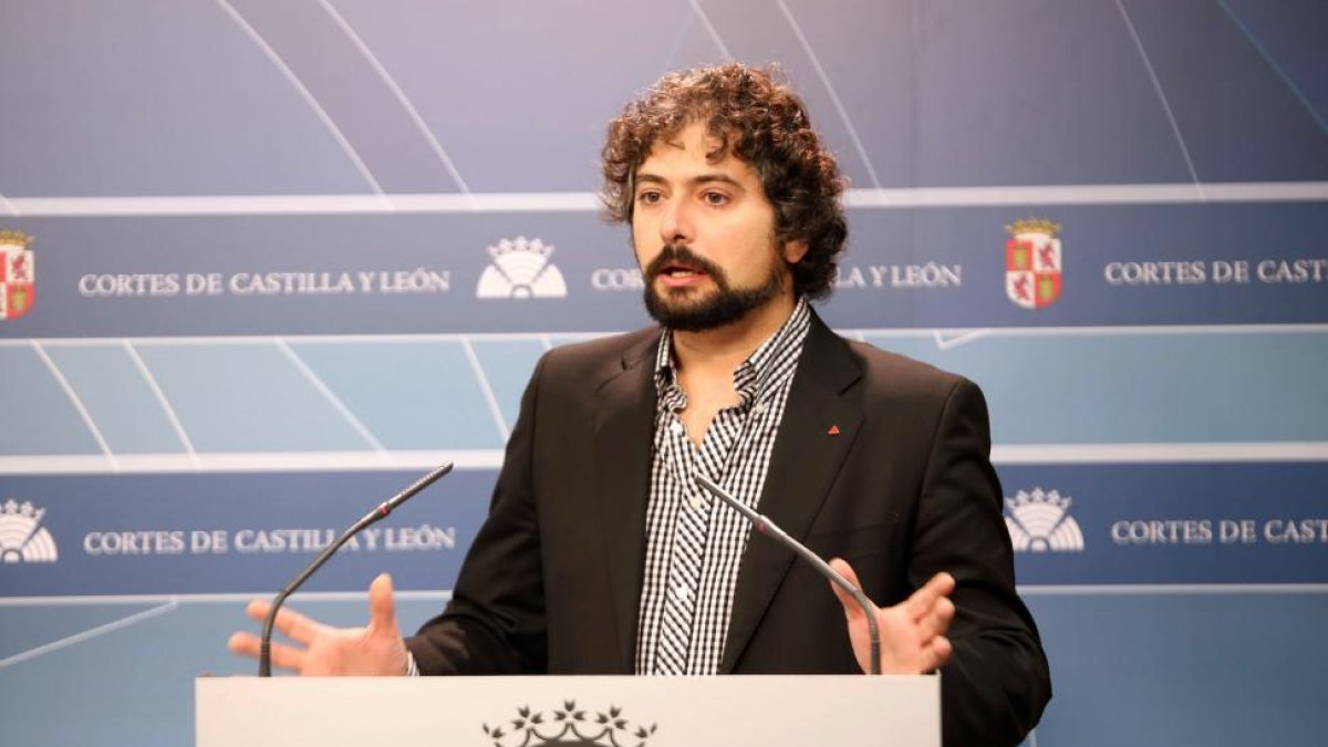 El procurador de IU, José Sarrión, presenta una propuesta para la resolución de los empates en las iniciativas parlamentarias.-ICAL
