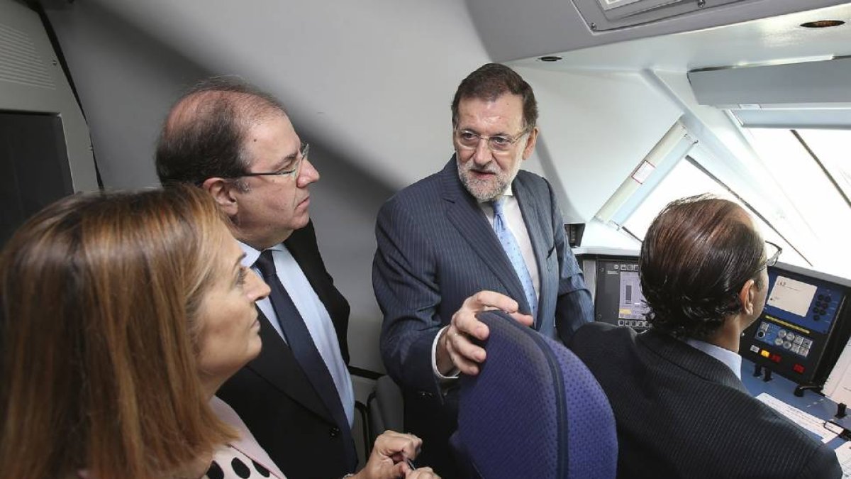 Ana Pastor, Juan Vicente Herrera y Mariano Rajoy, en la cabina junto al maquinista Roberto García de camino hacia Palencia-El Mundo