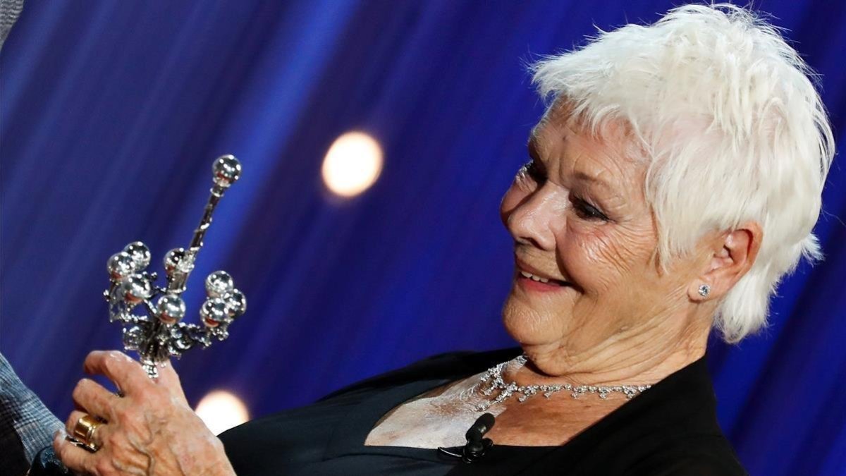 Judi Dench, recibiendo el premio Donostia-JAVIER ETXEZARRETA