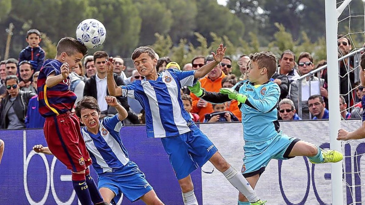 Un jugador del Barcelona cabecea en la final del pasado año frente al Espanyol.-MONTSE ÁLVAREZ