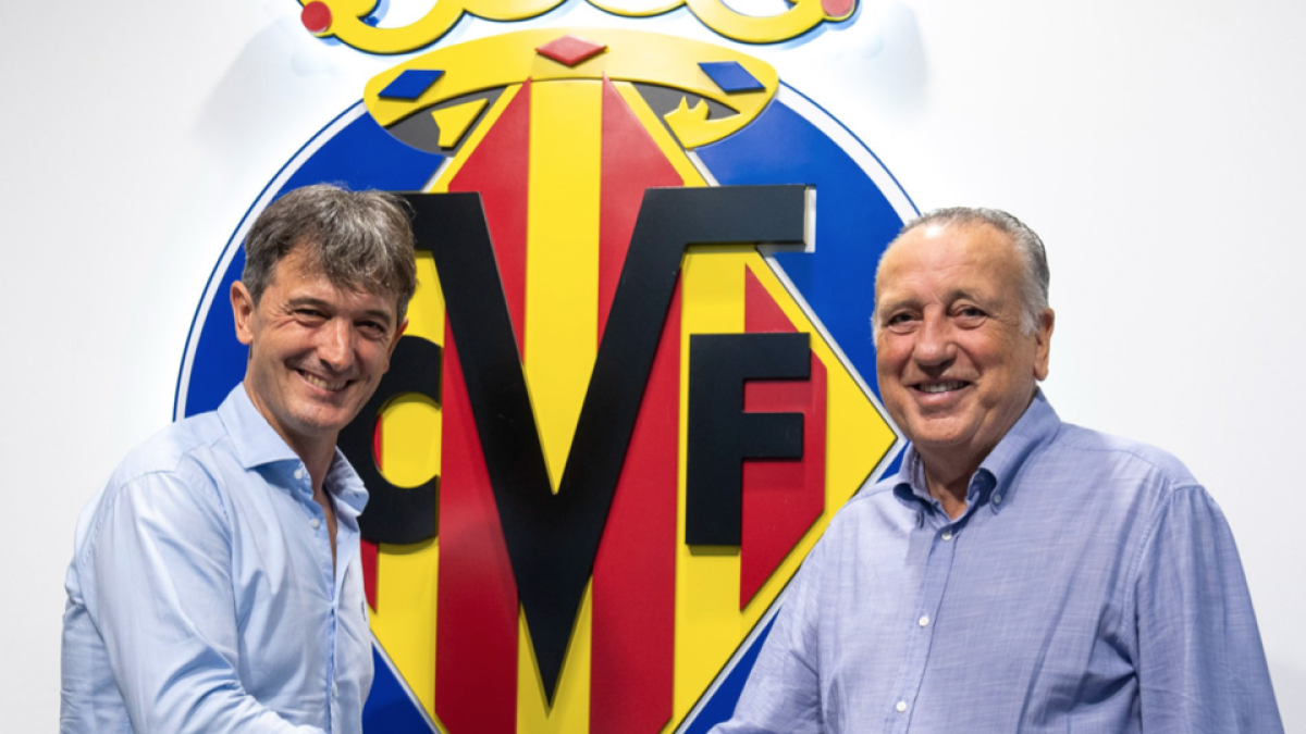 Pacheta estrecha la mano a Fernando Roig. / VILLARREAL