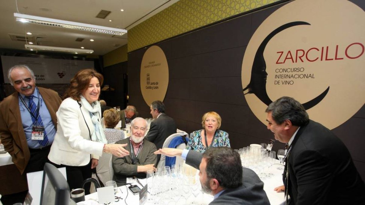 a viceconsejera de Desarrollo Rural, María Jesús Pascual, visita el desarrollo de las catas de los premios Zarcillo 2015 junto al director técnico del concurso, José Antonio Fernández Escudero-Ical
