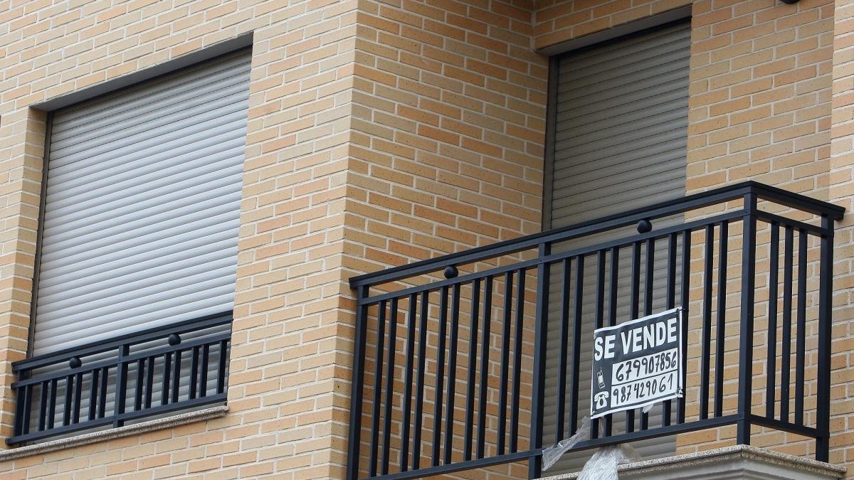 Un cartel anuncia la venta de un piso en la provincia de León.-ICAL