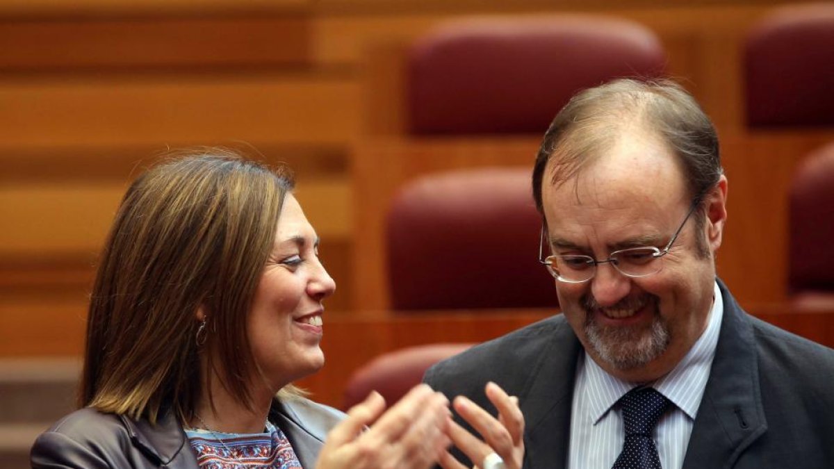La consejera de Agricultura y Ganadería, Milagros Marcos, junto al consejero de Educación, Fernando Rey, en el Pleno de las Cortes-ICAL