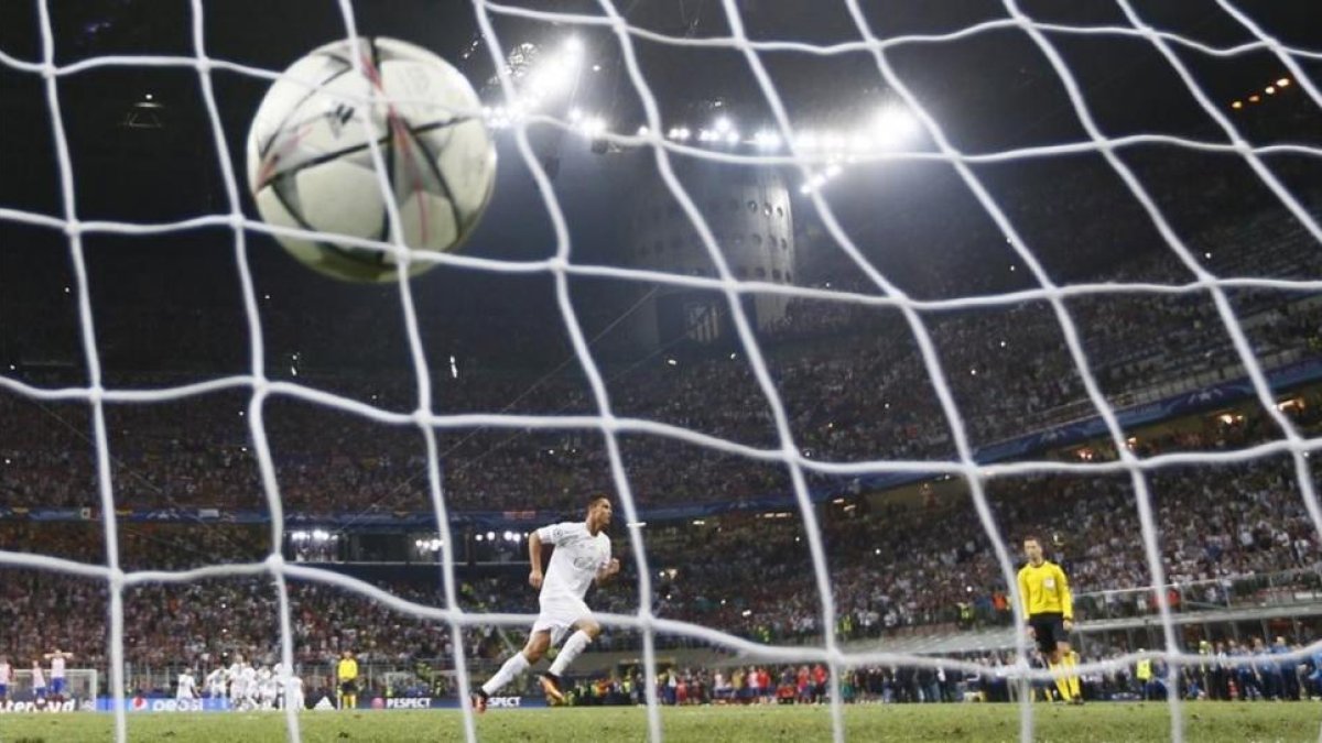 Cristiano Ronaldo, tras lograr el gol de penalti que le dio al Real Madrid la Champions en Milán.-Stefan Wermuth
