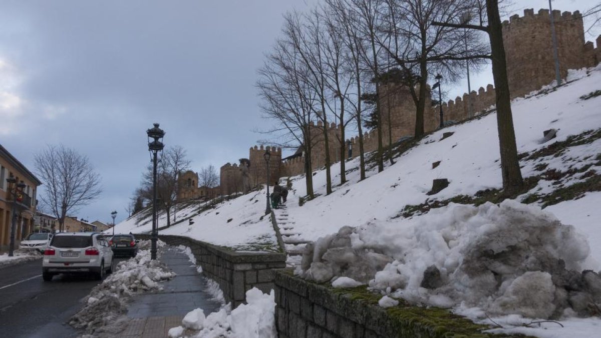 La ciudad de Ávila va recuperando la normalidad tras la intensa nevada que cayó hace cinco días-RICARDO ORDÓÑEZ / ICAL