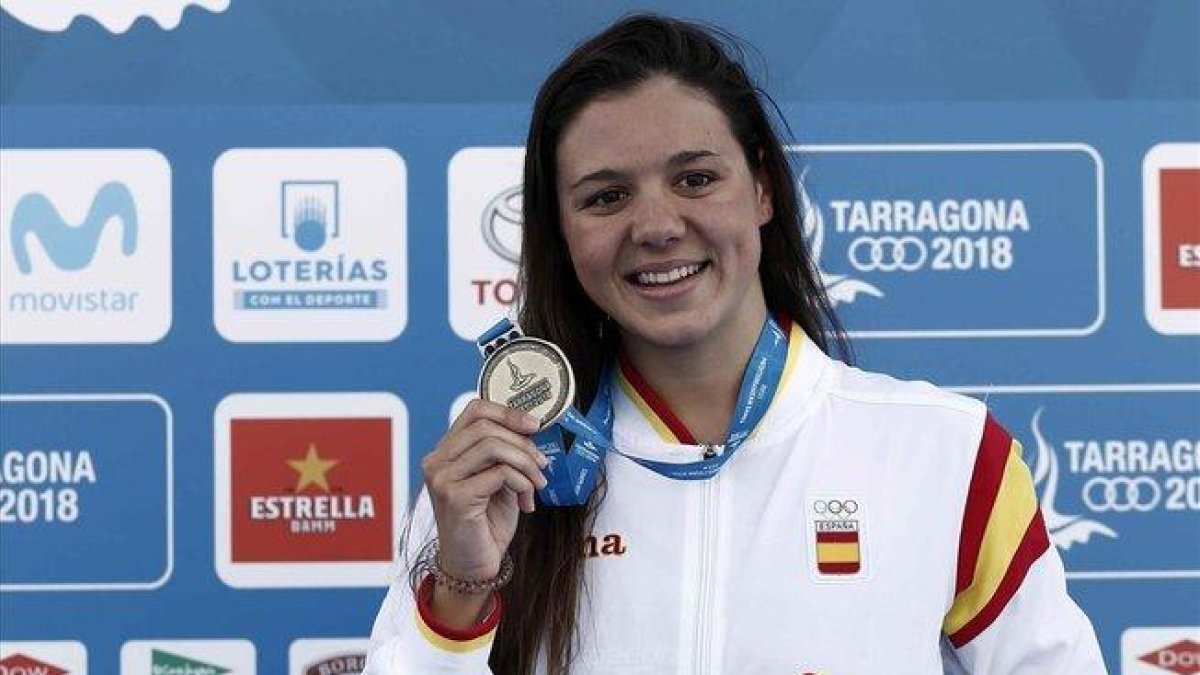 Corró posa con el oro de la final de 400 estilos de los Juegos Mediterráneos 2018-JESÚS DIGES (EFE)