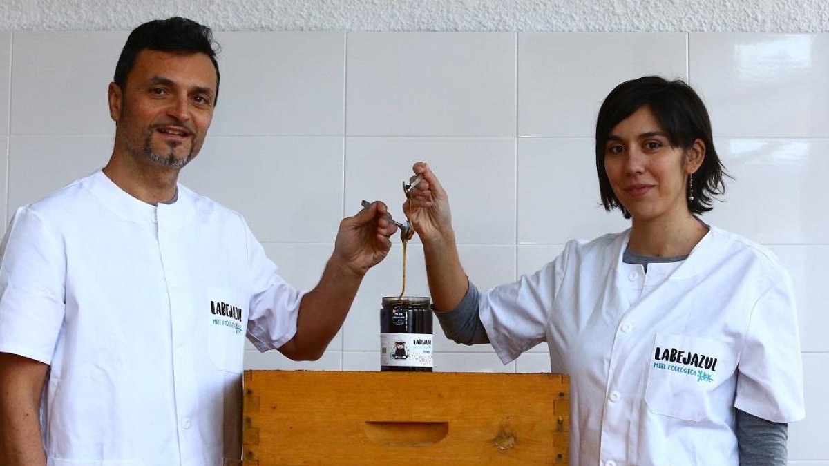 Ana Belén Raimóndez y Juan Carlos García, de empresa apícola berciana Labejazul.-ICAL